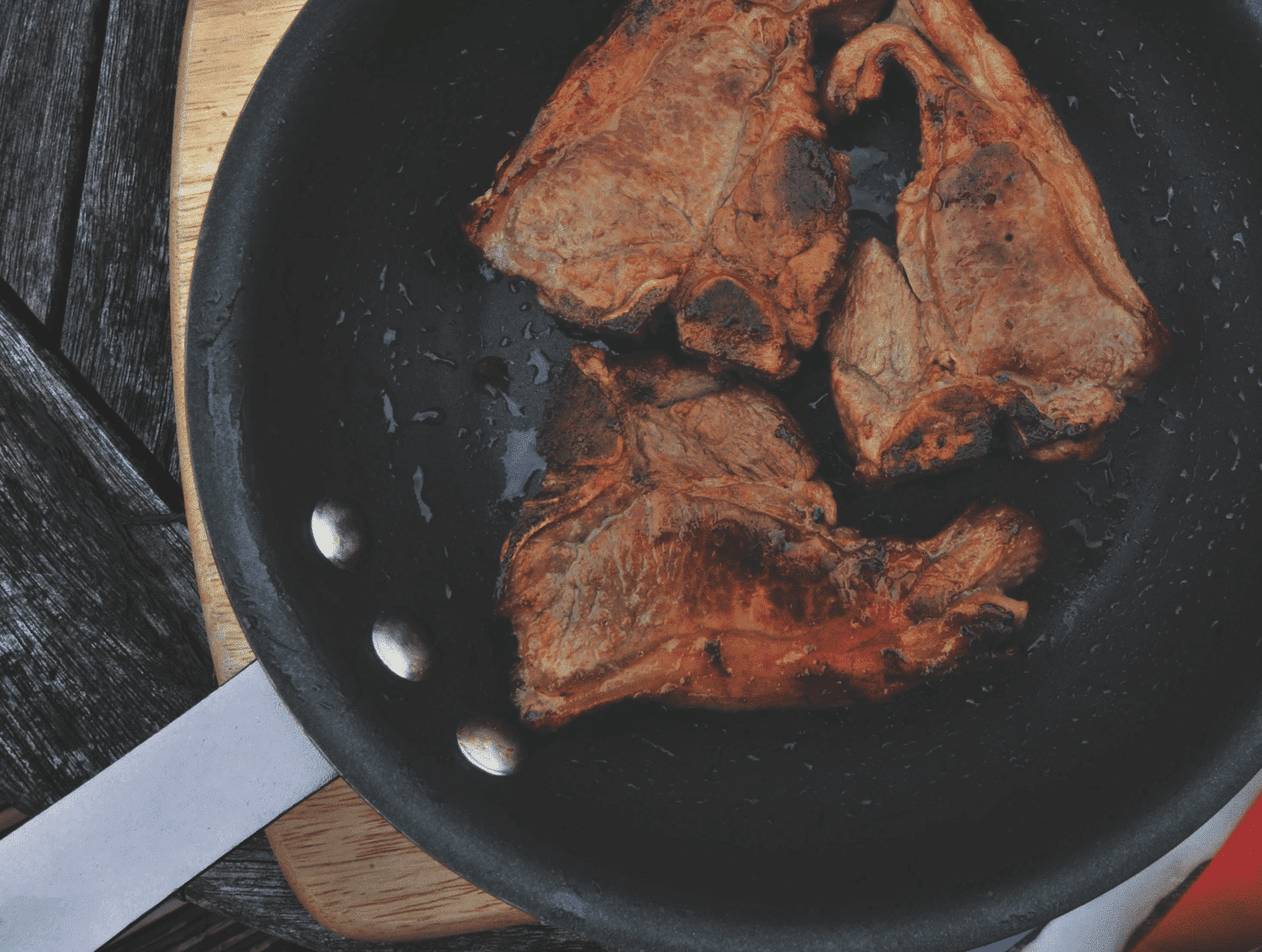 Cocinar carne sartén